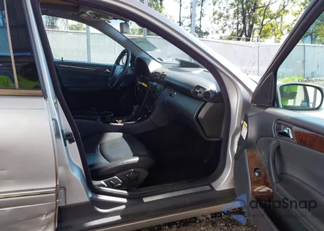 2004 Mercedes-Benz C 240 4Matic z USA, uszkodzony, nr VIN WDBRF81J54F546239